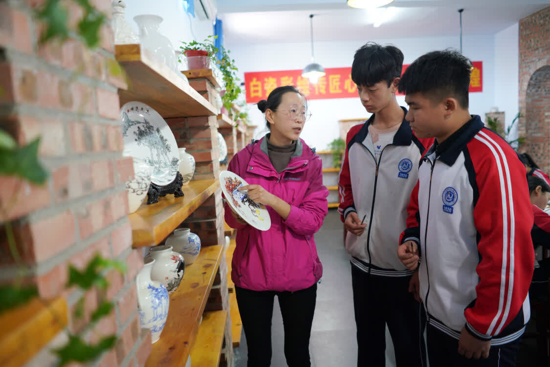 河北内丘：白瓷彩绘传匠心